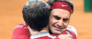 Alles wieder gut. Roger Federer umarmt nach dem historischen Triumph seinen Schweizer Teamkollegen Stanislas Wawrinka und drückt damit auch aus: Die Unstimmigkeiten aus dem WM-Halbfinale in London sind ausgeräumt.