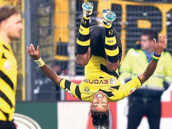 Endlich wieder Salto. Der Dortmunder Stürmer Pierre-Emerick Aubameyang feiert ausgelassen einen seiner beiden Treffer gegen den SC Freiburg. Außerdem bereitete er das Tor von Marco Reus vor. 