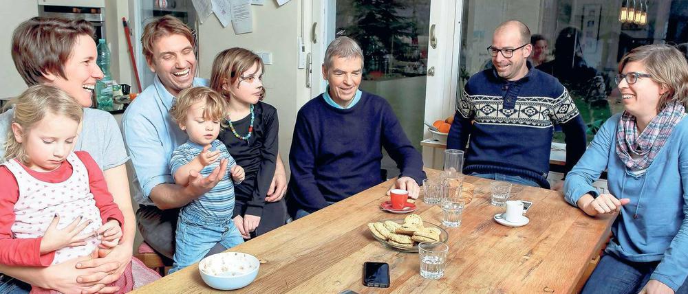 Eine Familie am Tisch - mit Kindern. Louisa Keller, 35, Andreas Keller, 49, dessen Vater Carsten Keller , 75, seine weiteren Kinder Florian, 33, und Natascha Keller, 37. 