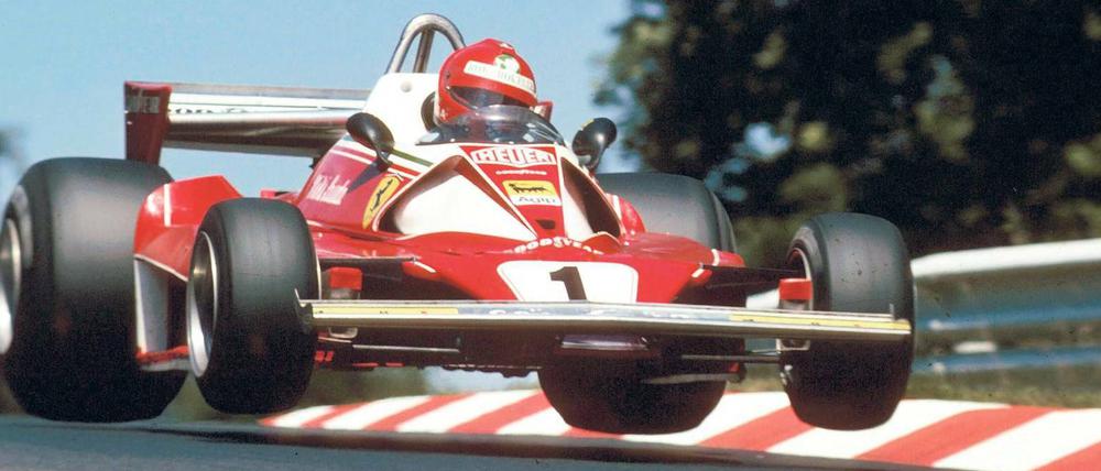 Eine Marke, die schwebt. Ferrari-Pilot Niki Lauda 1976 kurz vor seinem Feuerunfall auf dem Nürburgring. 