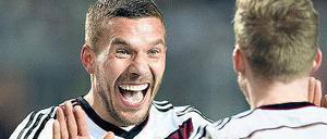 Krise? Welche Krise? Podolski bedankt sich bei Vorlagengeber Schürrle. Foto: Imago/Müller
