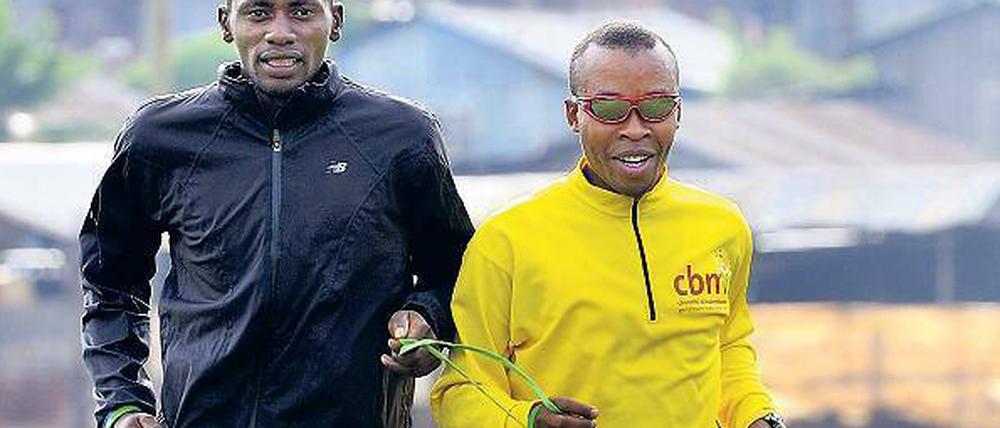 Das Augenlicht am Armband. Der erblindete Henry Wanyoike (r.) mit seinem Begleitläufer Joseph Kibunja beim Training in Kikuyu.
