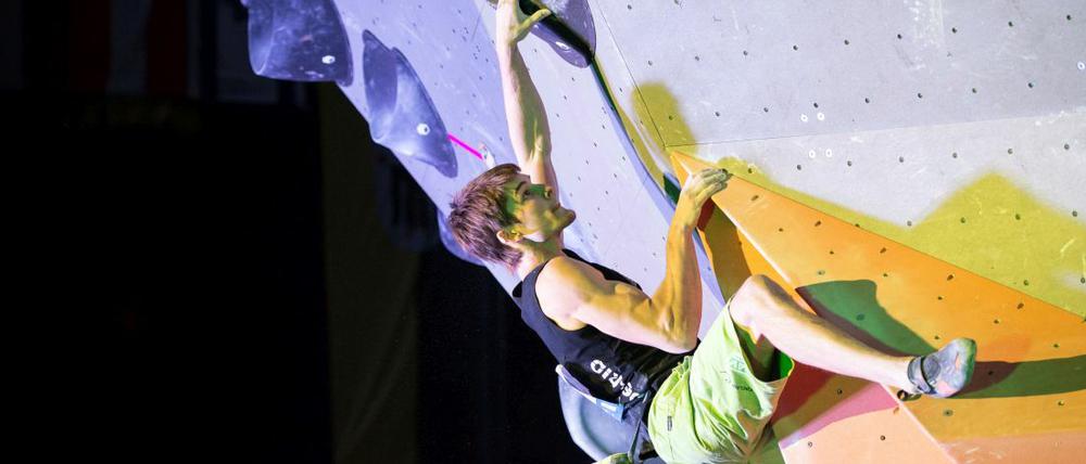 Höher, immer höher. Jan Hojer klettert bei der Boulder-WM 2014 in München.