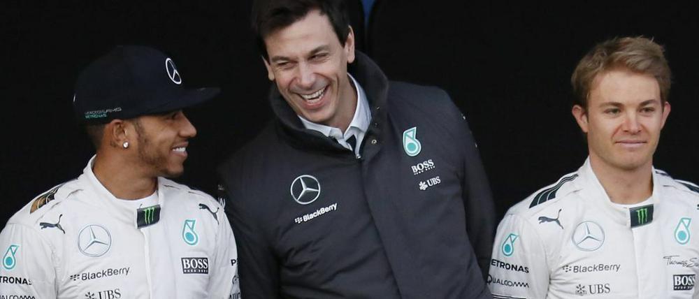 Torger Christian „Toto“ Wolff, 43, hier zwischen seinen Fahrern Lewis Hamilton, links, und Nico Rosberg, ist seit Januar 2013 Motorsportchef bei Mercedes. Er führte das Team im vergangenen Jahr zu den Formel-1-WM-Titeln bei den Fahrern und Konstrukteuren. Foto: Imago/Perenyi