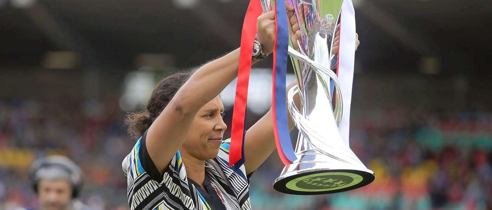 Steffi Jones wird 2016 Bundestrainerin. Ob sie in ihrer neuen Funktion auch Pokale hochhalten wird?