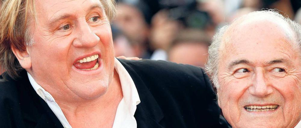 Kinogänger. Gerard Depardieu (links) und Joseph Blatter präsentierten den Propaganda-Film des Weltverbandes in Cannes. An den Kassen floppt er. 