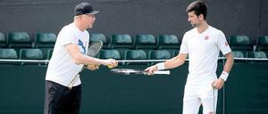 Wer hat den hier das Sagen? Trainer Boris Becker (li.) mit seinem Spieler Novak Djokovic. Der Serbe fordert, dass sein Trainer sich in der Öffentlichkeit zurückhält.