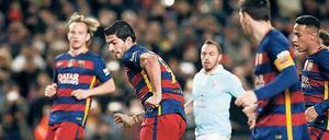 Arbeitsteilung im Strafraum. Lionel Messi schob den Ball vom Elfmeterpunkt aus nur an (oben) und ließ stattdessen Kollege Luis Suárez verwandeln. Der bedankte sich artig, dass er ihm in diesem Spiel so einen Hattrick ermöglicht hatte.