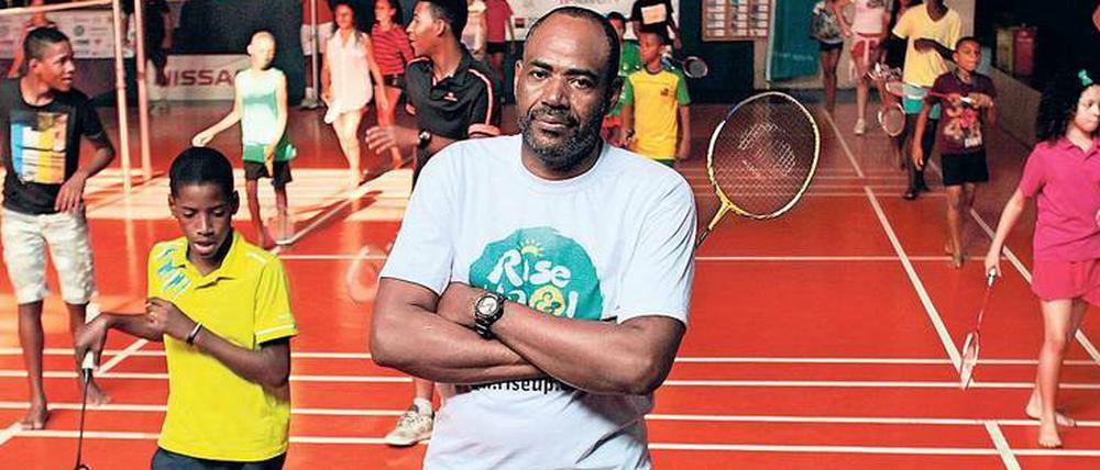 Bad... was? Sebastião Dias (Mitte) hat den Sport erst bekannt gemacht in Brasilien. Für ihn war Badminton Liebe auf den ersten Schlag. Der Sportlehrer unterrichtet heute 230 Kinder und Jugendliche. Wie einst Sohn Ygor, eine große Medaillenhoffnung in Rio. 