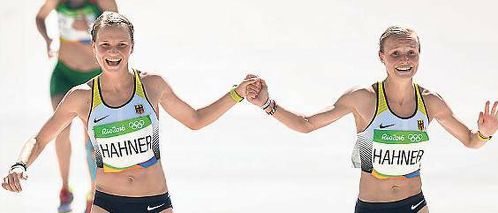 Hand in Hand anstatt schnell fürs Land? Anna und Lisa Hahner beim Marathon-Zieleinlauf. 
