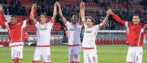 So sehen Sieger aus. Unions Spieler feiern nach dem 1:0-Erfolg in Würzburg. Foto: Imago/foto2press
