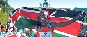 Ostafrikanische Siegerpose. Seit 1999 haben beim Berlin-Marathon nur Läufer aus Kenia und Äthiopien gewonnen. Vor drei Jahren siegte Wilson Kipsang. 