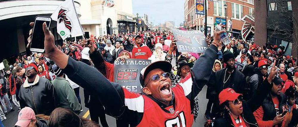 Die Fans der überraschend starken Atlanta Falcons stimmen sich in der Stadt auf das große Sport-Event am Sonntag ein.