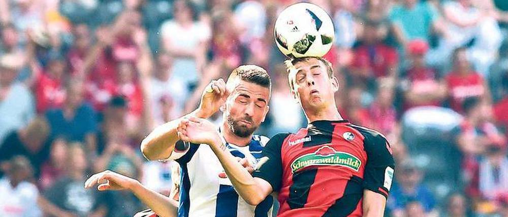 Hoch, höher – Freiburg. Hertha BSC (hier mit Vedad Ibisevic, l.) ist vom SC Freiburg überflügelt worden. Aber das kann sich ja auch wieder ändern. 