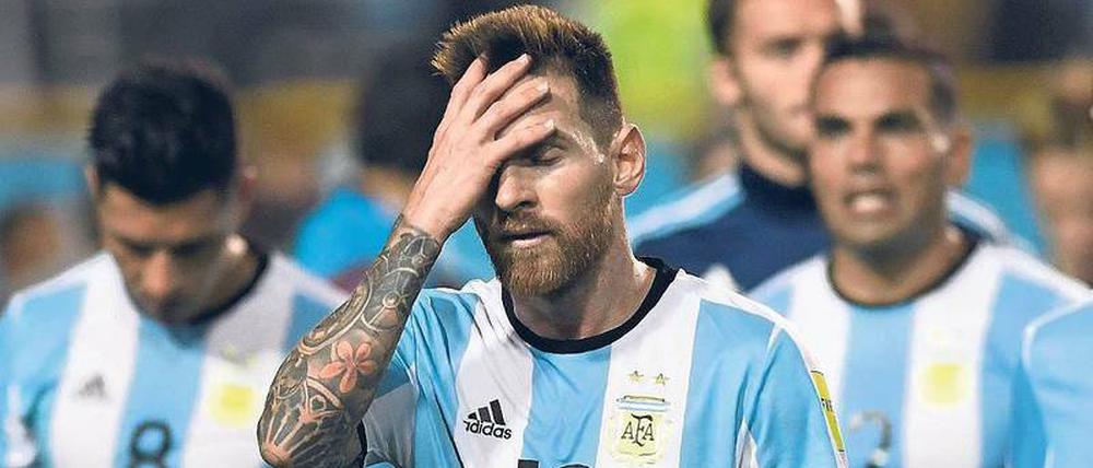 Geht gar nicht. Lionel Messi (Mitte) kam mit seinen Kollegen im Heimspiel gegen Peru nur zu einem 0:0 und muss nun weiter zittern. 