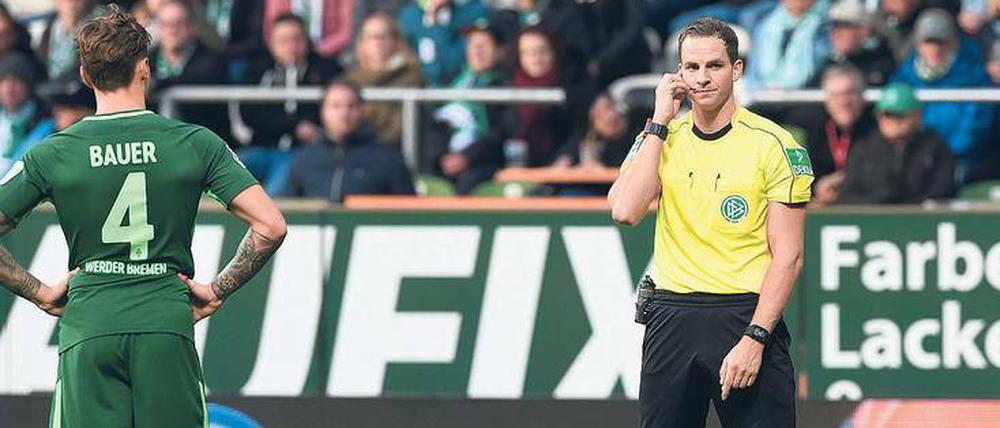 Schiri, wir hören nichts. Vielleicht braucht es bald keine Referees in der Bundesliga mehr, weil alle Spiele in Köln vom Bildschirm aus geleitet werden.