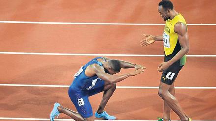 Verbeugung vor dem Größten. Weltmeister Gatlin verneigt sich vor der Legende Bolt.