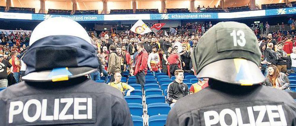 Unter Beobachtung. Vor drei Jahren randalierten Galatasaray-Anhänger so massiv, dass die Polizei anrücken musste. 