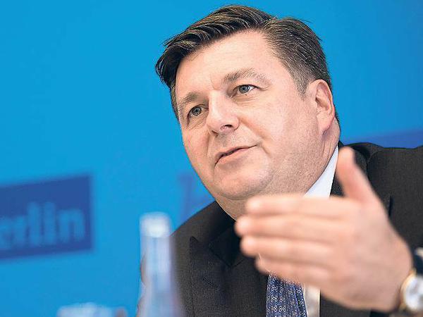 Andreas Geisel, 51, ist seit 27 Jahren in der SPD und seit Dezember 2016 Senator für Inneres und Sport in Berlin. Zuvor war Geisel von 2014 bis 2016 Senator für Stadtentwicklung und Umwelt. 