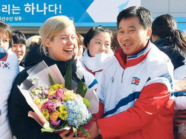 Korea, einig Eishockeyland. Sarah Murray (l.) betreut das Team. 