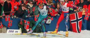 Volksfeststimmung. In Lillehammer verfolgten 1994 mehr als 150 000 Zuschauer die Entscheidung in der Langlauf-Staffel zwischen Silvio Fauner (vorn) und Björn Daehlie. 