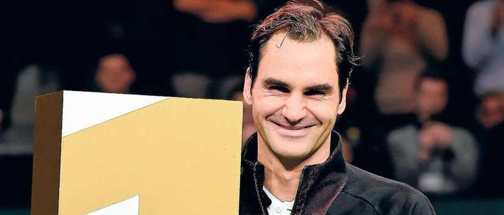 Siegerehrung vor dem Endspiel. Roger Federer bekam schon am Freitag nach seinem Viertelfinale in Rotterdam eine Trophäe überreicht. 