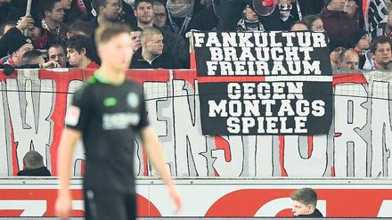 Manic Monday. Anhänger mehrerer Bundesliga-Vereine wie zum Beispiel die des VfB Stuttgart haben immer wieder ihre Meinung zur weiteren Spieltags-Zersplitterung zum Ausdruck gebracht.