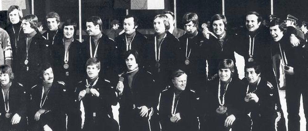 Das Wunder von Innsbruck. Stefan Metz (oben, Vierter von rechts), der Kaufbeurer in Diensten des Berliner SC, gehörte zu der Mannschaft, die 1976 sensationell Bronze gewann. Metz, 66, ist dem Eishockey als Spielervermittler erhalten geblieben und lebt in Prag
