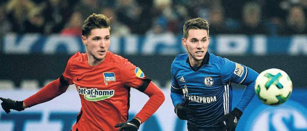 Wenn Verteidiger stürmen. Herthas Abwehrspieler Niklas Stark (links) hatte gegen Schalke die beste Chance des Spiels. 