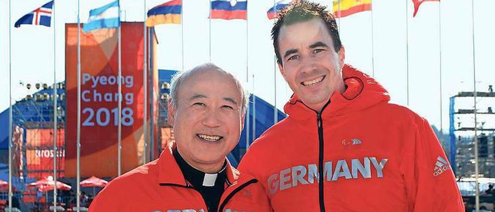 Der Jesuitenpater Yonghae Kim, 58, und der evangelische Pfarrer Christian Bode, 40, sind das Seelsorger-Duo für die deutsche paralympische Mannschaft.