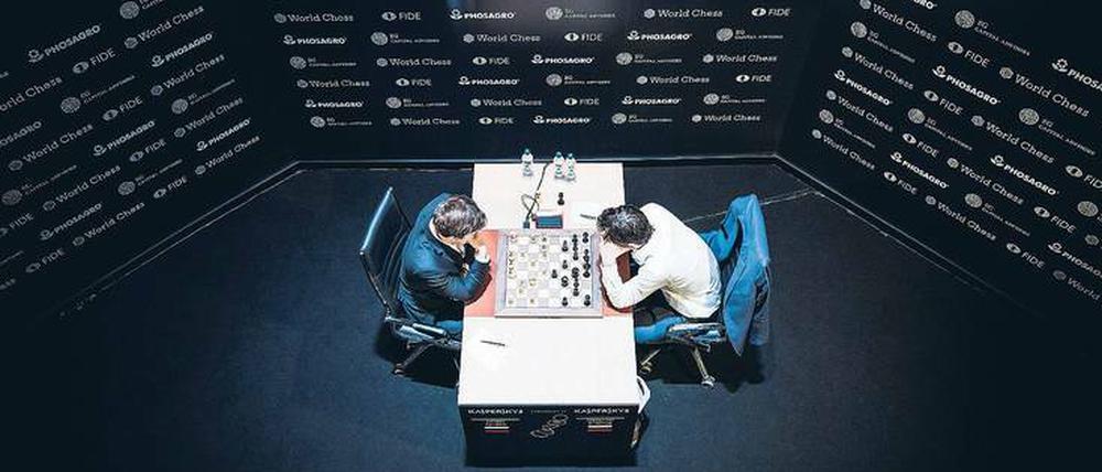 Ruhe bitte! Seit acht Tagen duellieren sich acht Schachgroßmeister im Berliner Kühlhaus, hier Sergej Karjakin (li.) gegen Alexander Grischuk. Der Sieger wird für ein Match im Herbst in London Herausforderer des Schachweltmeisters Magnus Carlsen. 