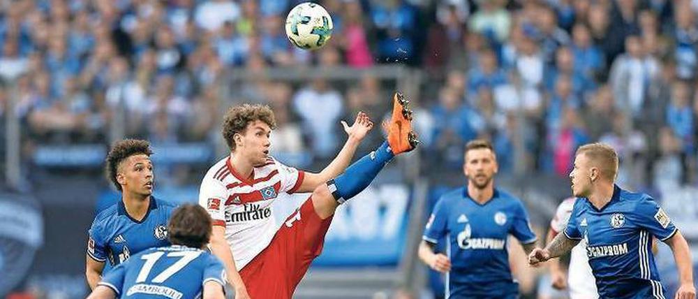 Gib den Ball, du bist umzingelt. Die meisten Vereine - unter anderem der Tabellenzweite Schalke 04 - legen mehr Wert darauf, was sie tun, wenn der Gegner den Ball hat, als darauf, was sie selbst mit dem Ball anstellen.
