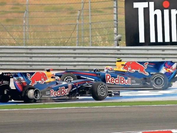 2010 kollidieren Red-Bull-Pilot Sebastian Vettel (l.) und Teamkollege Mark Webber beim Großen Preis der Türkei in Istanbul. 
