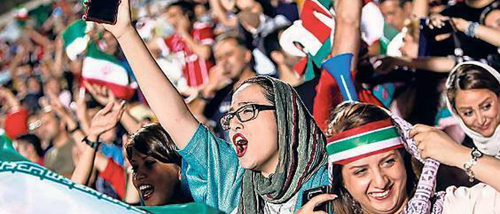 Neue Freiheit. Iranerinnen jubeln im Fußballstadion.