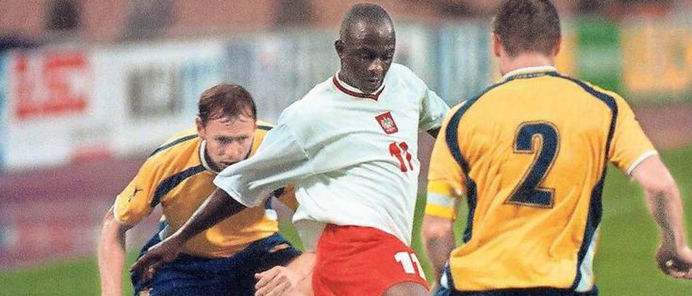 Gut drauf. Zwei seiner sechs Tore in der Qualifikation zur WM 2002 schoss der Pole Emmanuel Olisadebe (M.) beim 3:1 in der Ukraine im September 2000.