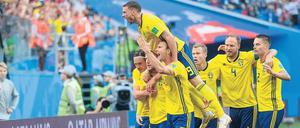 Die schwedischen Spieler jubeln nach dem Siegtreffer von Emil Forsberg.