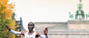 Profiteur einer überragenden Trainingsgruppe. Eliud Kipchoge peilt nach 2017 und 2015 erneut den Sieg an. Die Philosophie des Kenianers wollen nun auch die Berliner Marathon-Veranstalter für ein deutsches Team übernehmen.