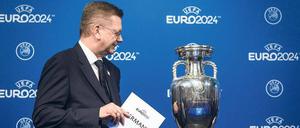 Zu seiner Freude. DFB-Präsident Reinhard Grindel möchte sich mit dem Turnier in sechs Jahren weiter profilieren. 
