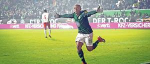 Allein auf weiter Flur. Der Wolfsburger Jerome Roussillon jubelte nicht nur allein, er schoss auch das einzige Tor in der Partie gegen Leipzig. 