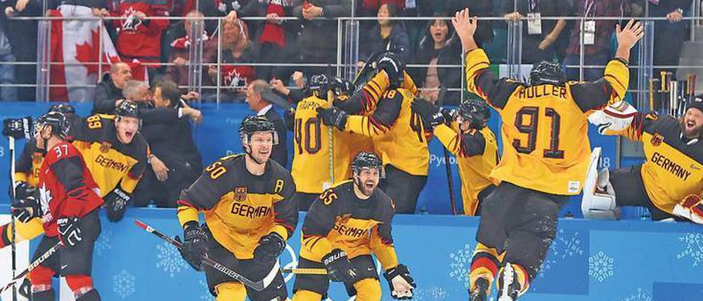 Die deutschen Eishockeyspieler feiern nach dem 4:3-Sieg im Halbfinalspiel gegen Kanada den Einzug ins olympische Endspiel gegen Russland.