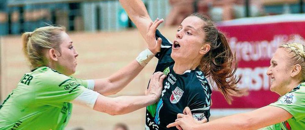 Oben sind andere. Tina Wagenlader (l.) und Samira Krakat (r.) von Handball-Zweitligst Spreefüchse Berlin in einem Spiel gegen Halle-Neustadt. 