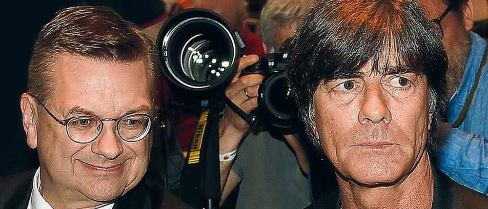 Gesichter zur Krise. Verbandspräsident Reinhard Grindel (l.) und Bundestrainer Joachim Löw gaben zuletzt ein schräges Bild ab.