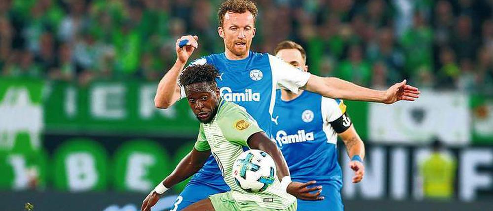 Kämpfer gegen Künstler. In der Relegation 2018 beackerte der damalige Kieler Zweitligaspieler Dominic Peitz (hinten) Wolfsburgs Divock Origi.