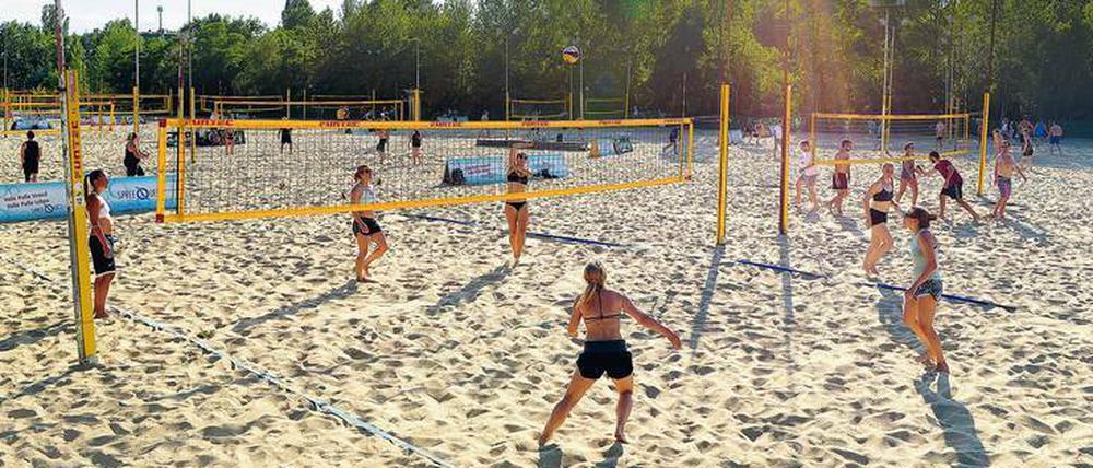 Strandgefühle in Berlin. Auf der Beach61-Anlage am Gleisdreieckpark können Freizeitsportler auf 40 Beachvolleyball-Feldern spielen.