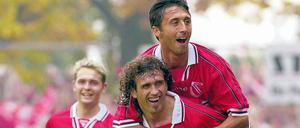 Glückliche Tage in der Lausitz. Am 14. Oktober 2000 besiegten Bruno Akrapovic (u.) und Energie Cottbus im Bundesligaheimspiel die Bayern 1:0.