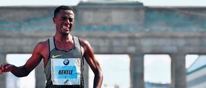 Noch einmal durchbeißen. In den vergangenen Jahren machten Kenenisa Bekele immer wieder Verletzungsprobleme zu schaffen. Vor dem Start beim Berlin-Marathon am kommenden Sonntag ist der 37-jährige Topläufer jedoch fit und will voll angreifen. 