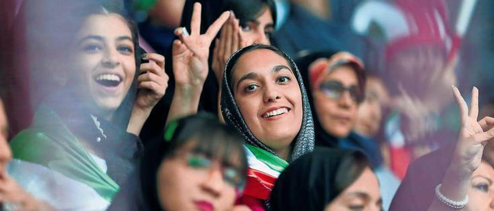 Endlich dabei. In anderen Sportarten, wie hier beim Volleyball, haben iranische Frauen schon Zulass. Für den Besuch von Fußballspielen wurden sie bisher bestraft. 