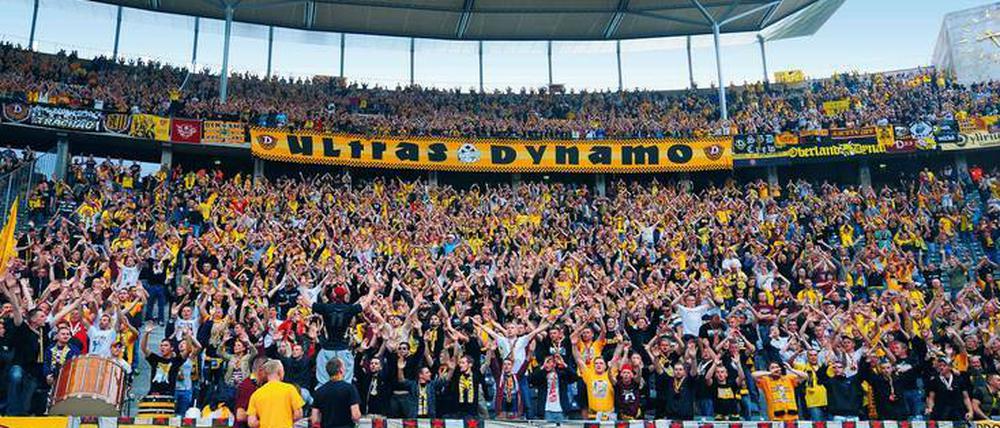 Reisekader. Schon beim letzten Pflichtspiel der Dresdner bei Hertha BSC im Jahr 2012 war einiges los. Heute wird es noch viel gelber im Olympiastadion. 