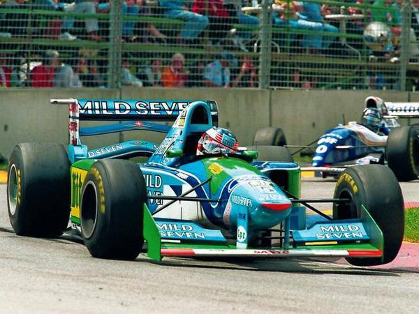 Erst vorn, dann raus. Schumacher (vorn) sichert den WM-Titel durch ein umstrittenes Manöver gegen Damon Hill im Williams.