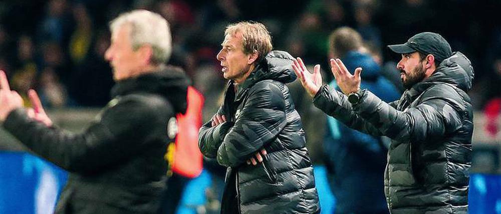 Erste Liga, zweite Reihe. Alexander Nouri (rechts) mit seinem Vorgesetzten Jürgen Klinsmann beim Hertha-Heimspiel gegen Borussia Dortmund. 